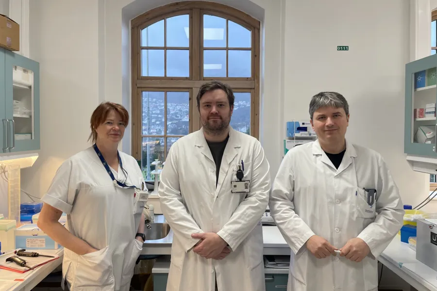 En gruppe mennesker i hvite laboratoriefrakker