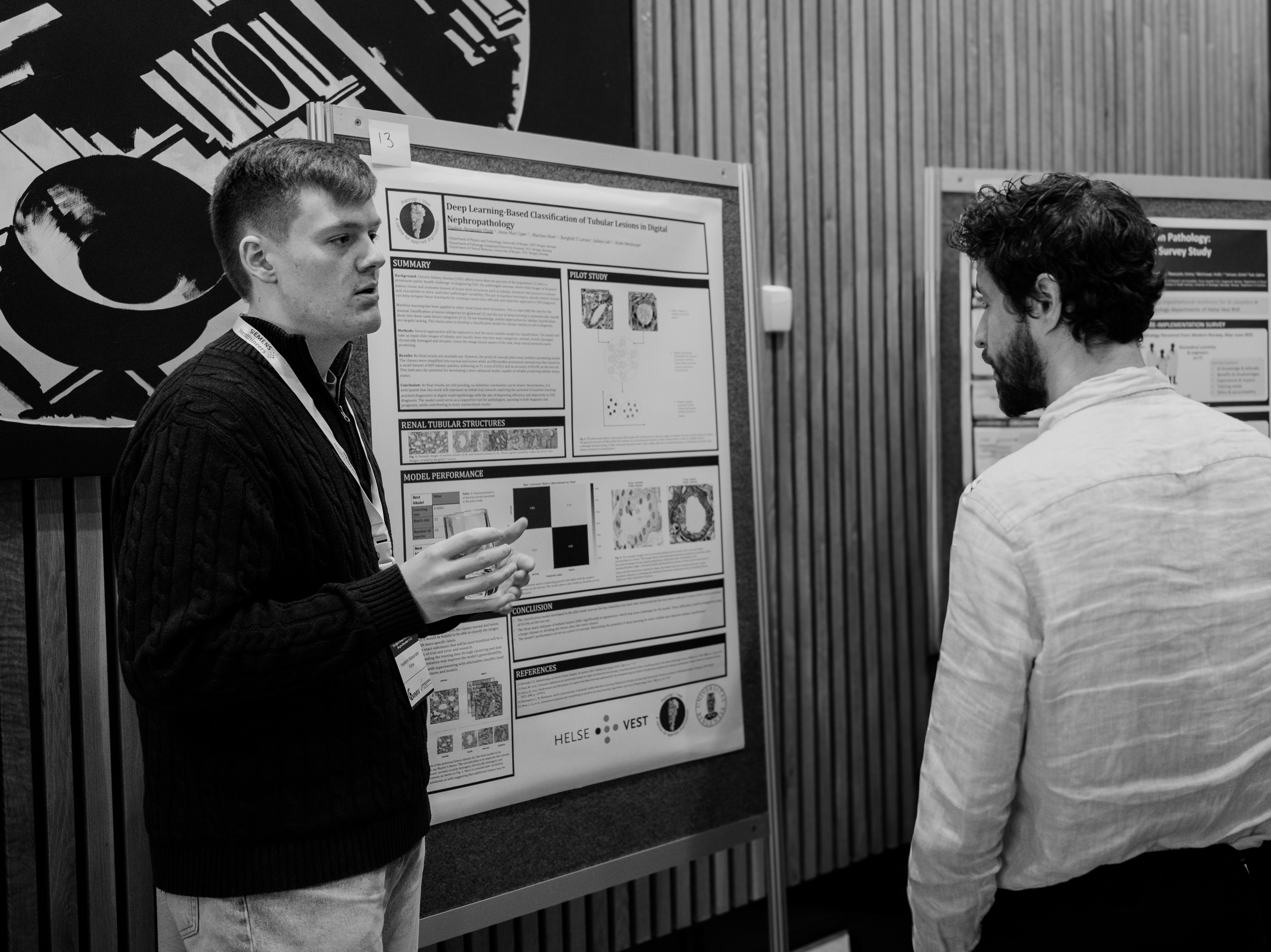 En person som viser en person noe på en tavle