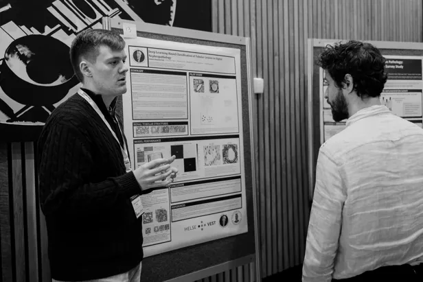 En person som viser en person noe på en tavle