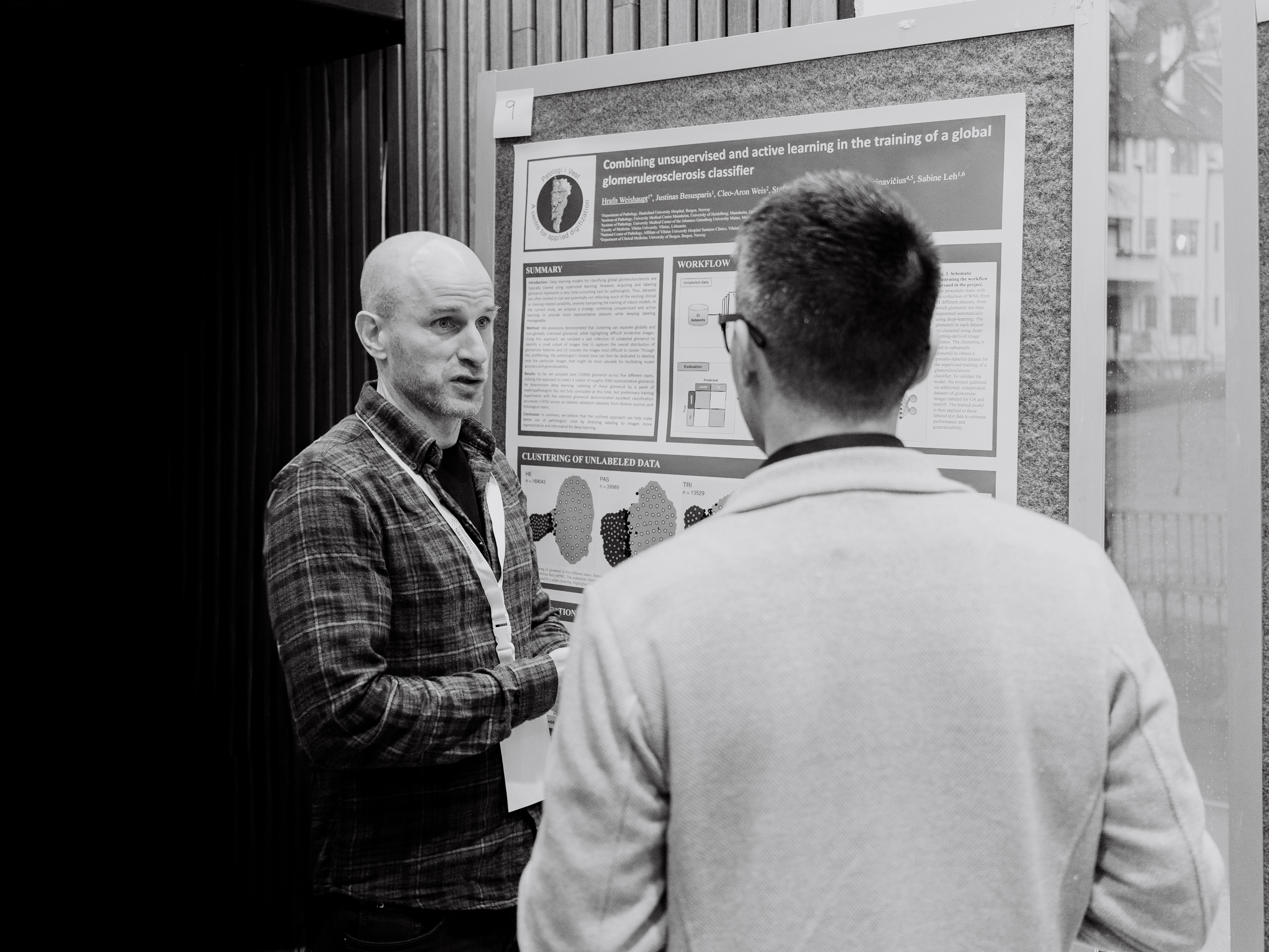 En mann som snakker med en annen mann