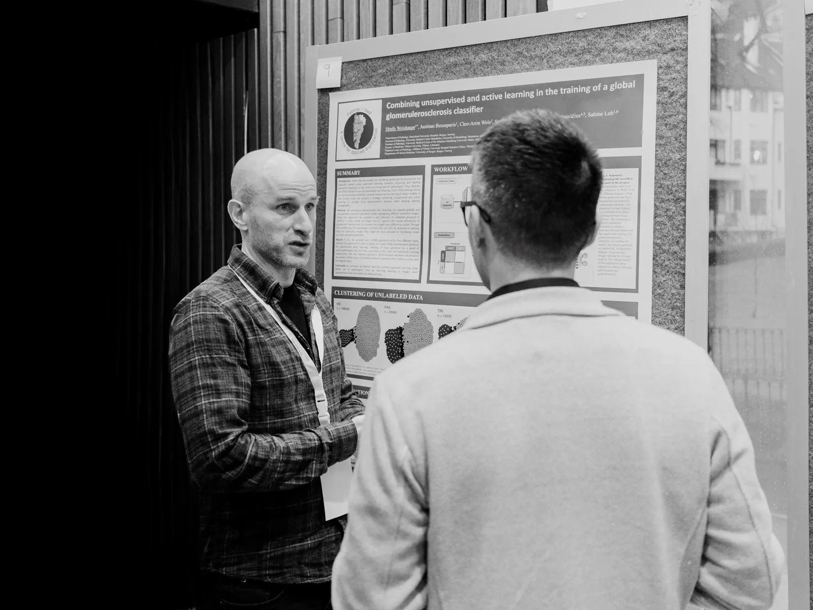 En mann som snakker med en annen mann