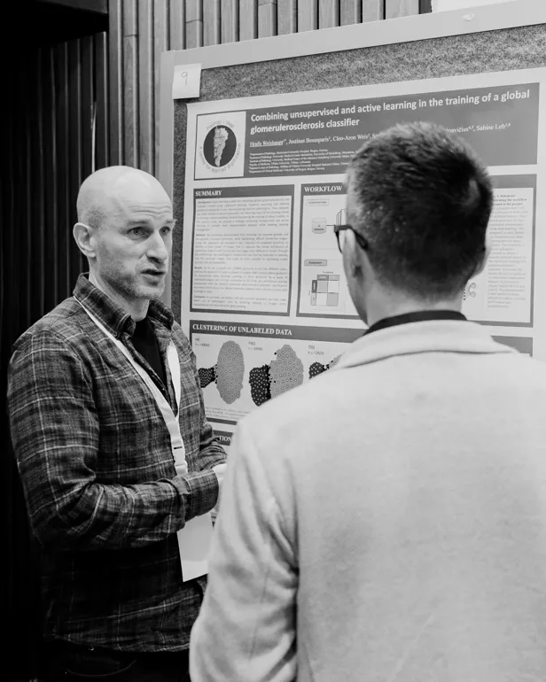 En mann som snakker med en annen mann