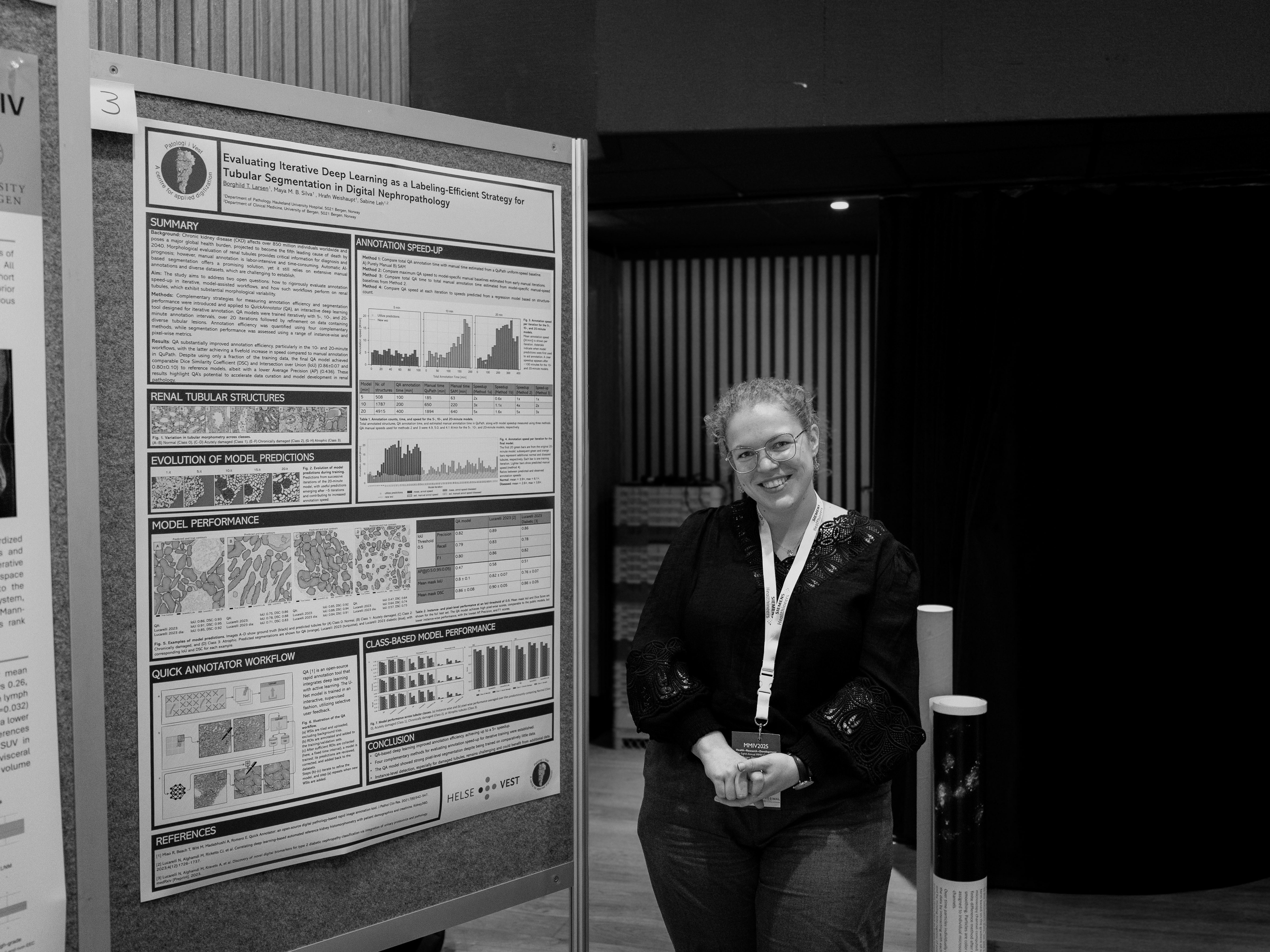 En person som sitter foran en plakat