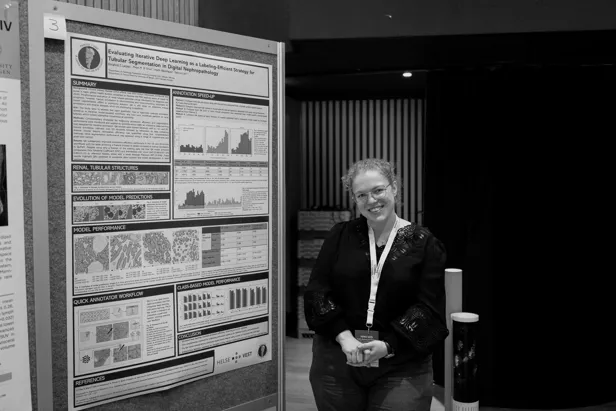 En person som sitter foran en plakat