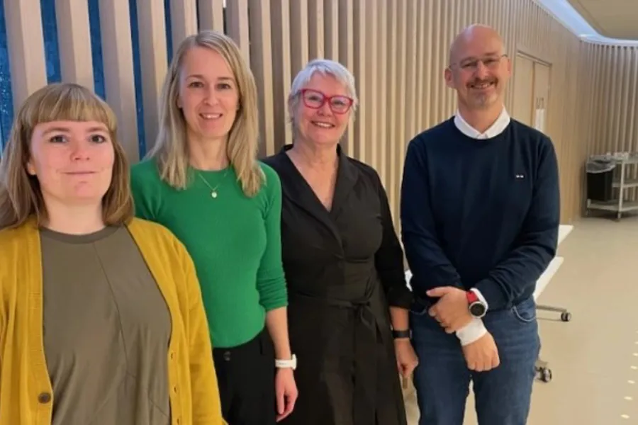 En gruppe mennesker som poserer for et bilde