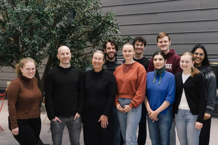 En gruppe mennesker som poserer for et bilde