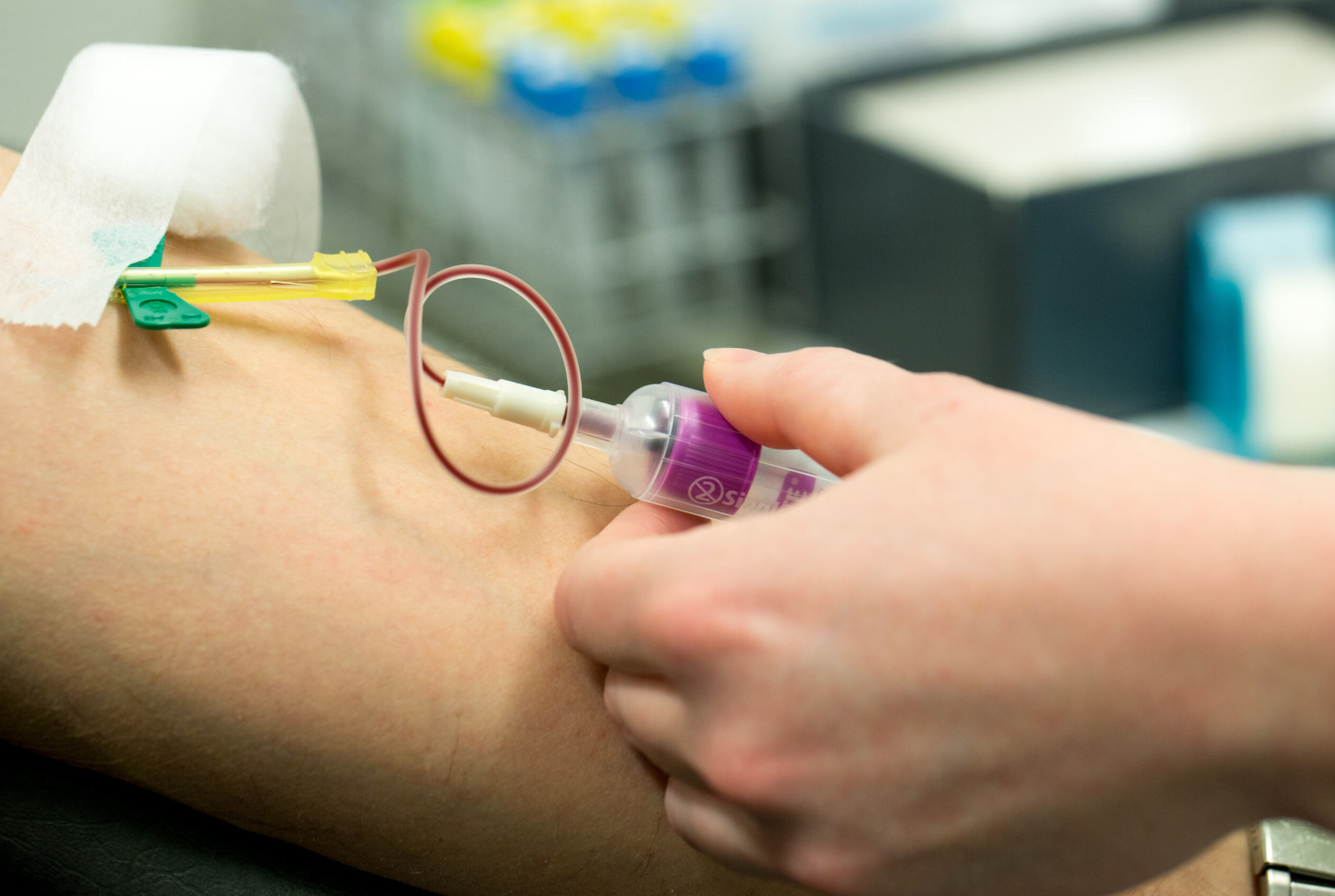 En person som holder en sprøyte