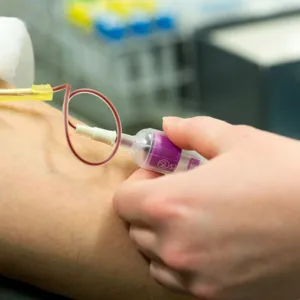 En person som holder en sprøyte