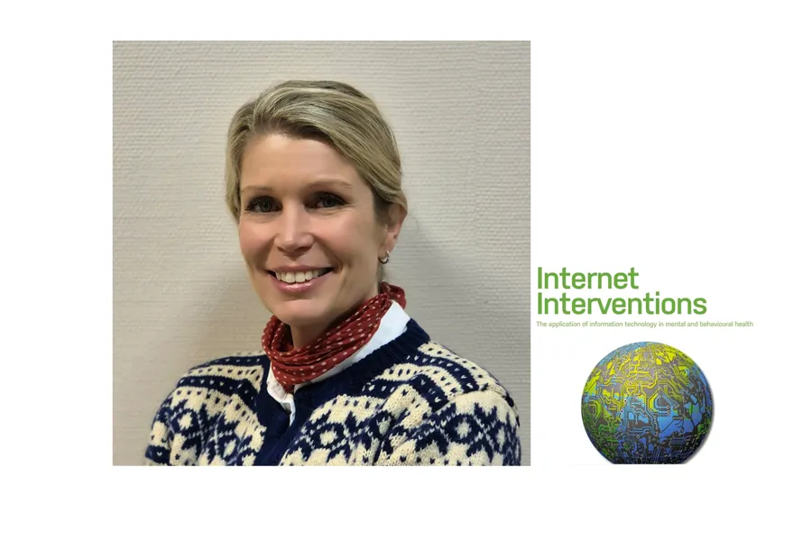 En person som smiler med en globus i bakgrunnen