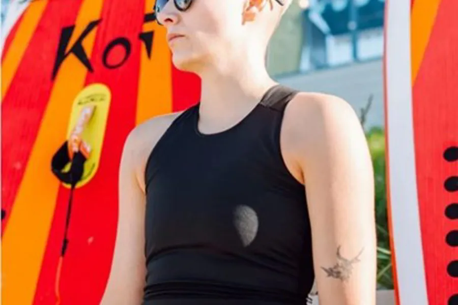 En person står foran et surfebrett