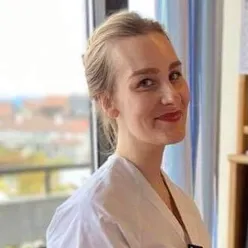 Portrett Nathalie Thengs Sagland. Kvinne med blondt hår.