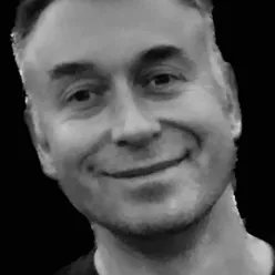 En mann som smiler til kameraet