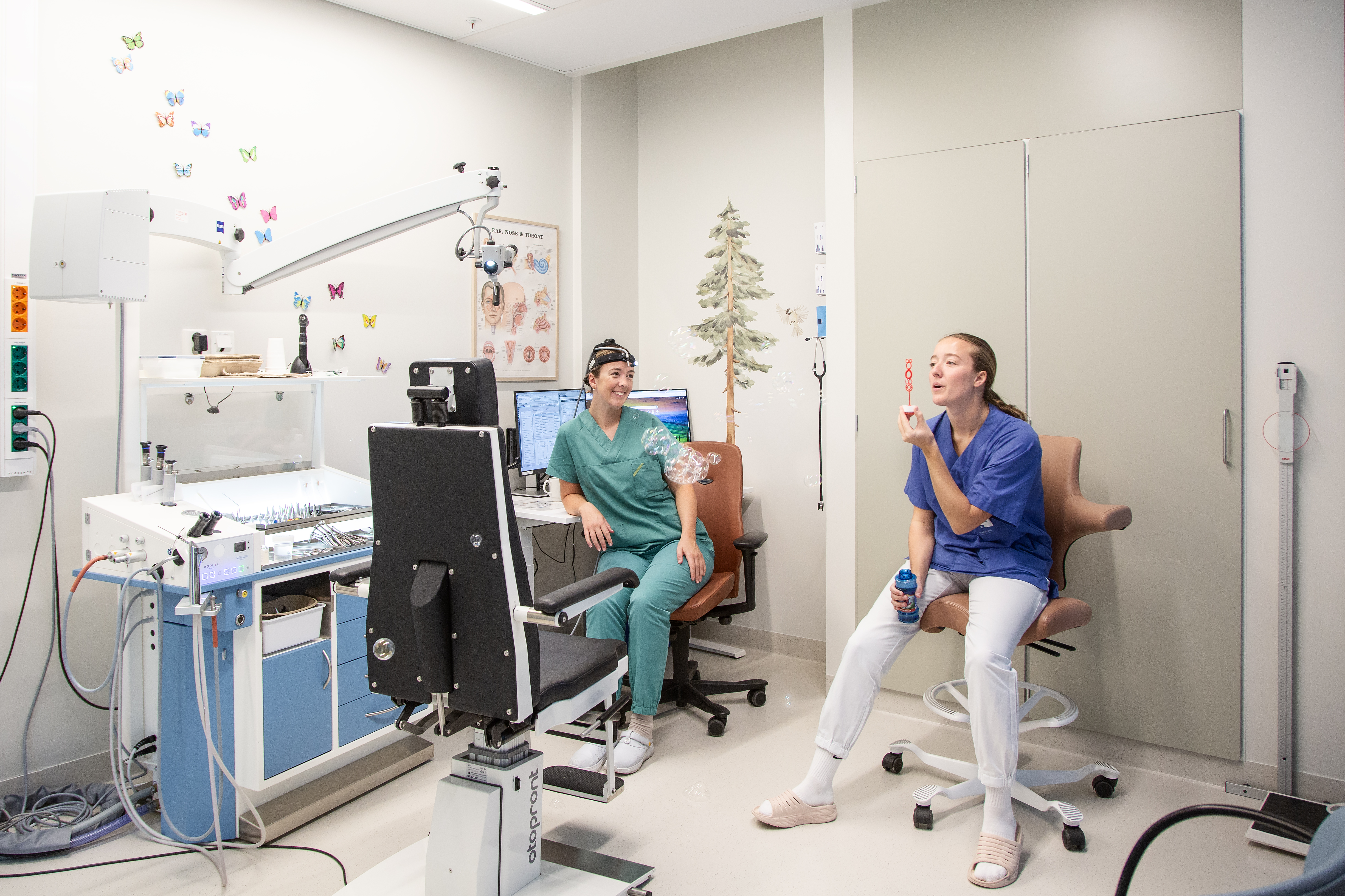 To mennesker i et sykehusrom