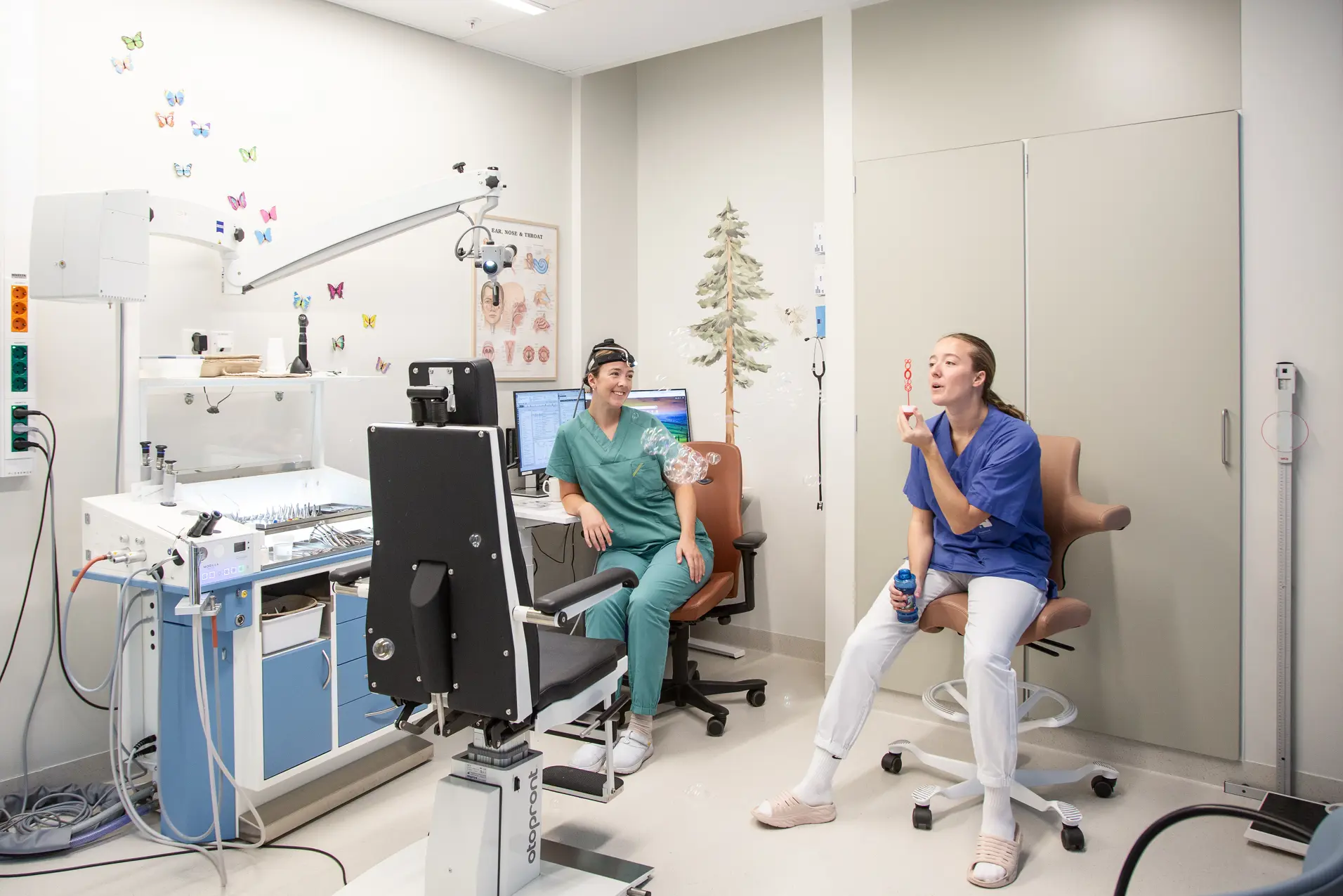 To mennesker i et sykehusrom