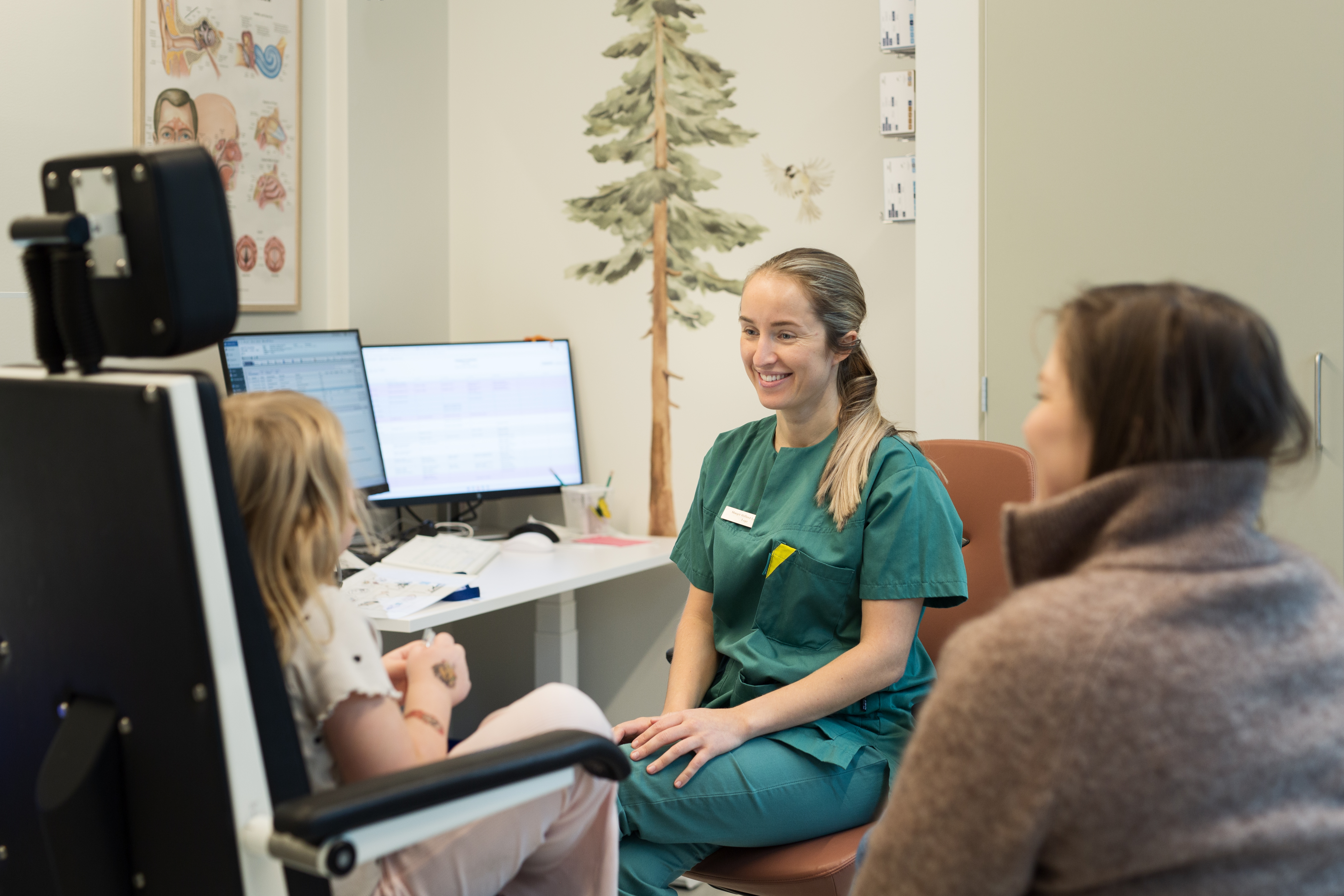 To voksne prater med et barn