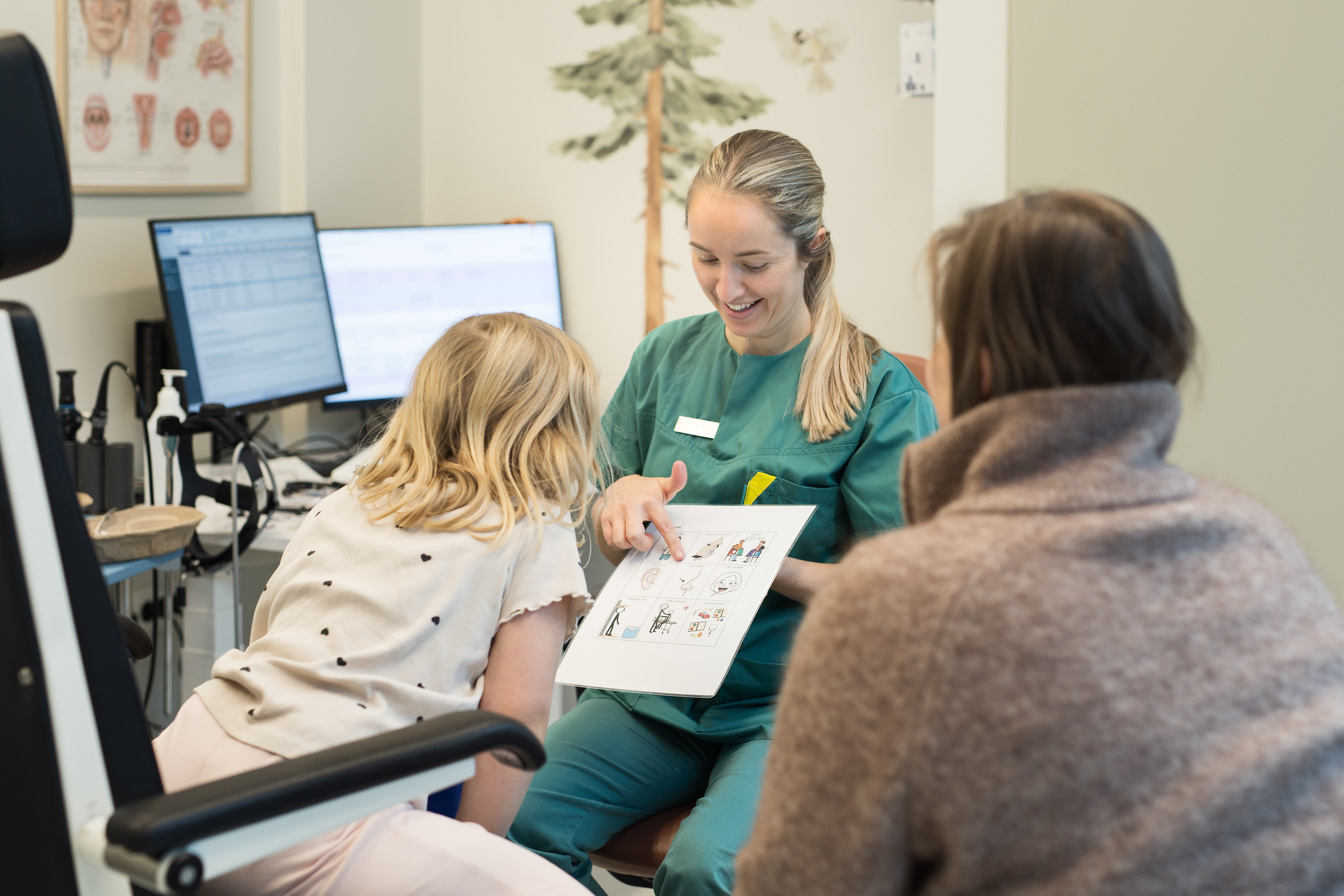 En voksen viser et barn en tegning