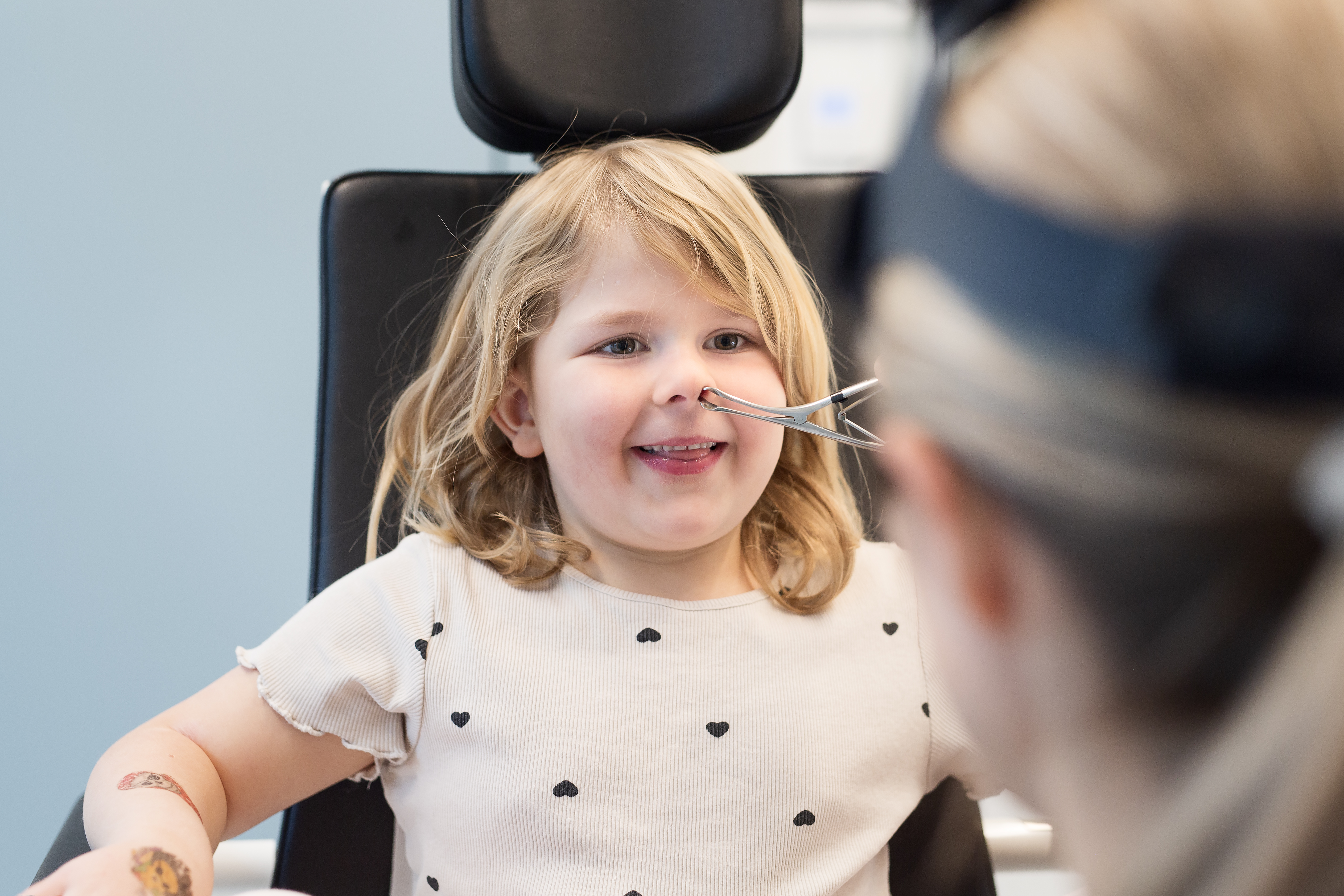 Et barn som blir undersøkt i nesen