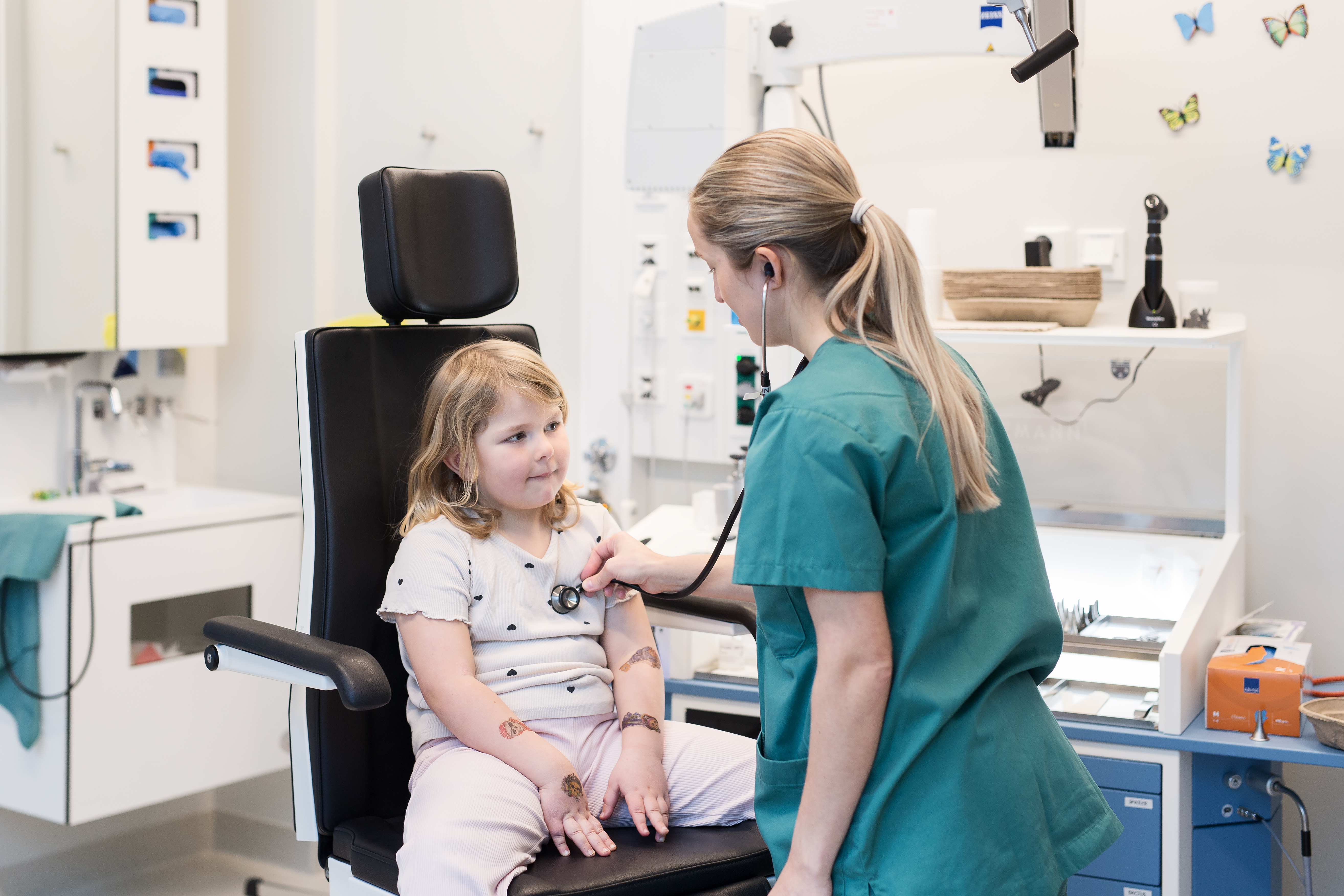 En person lytter på brystet til et barn