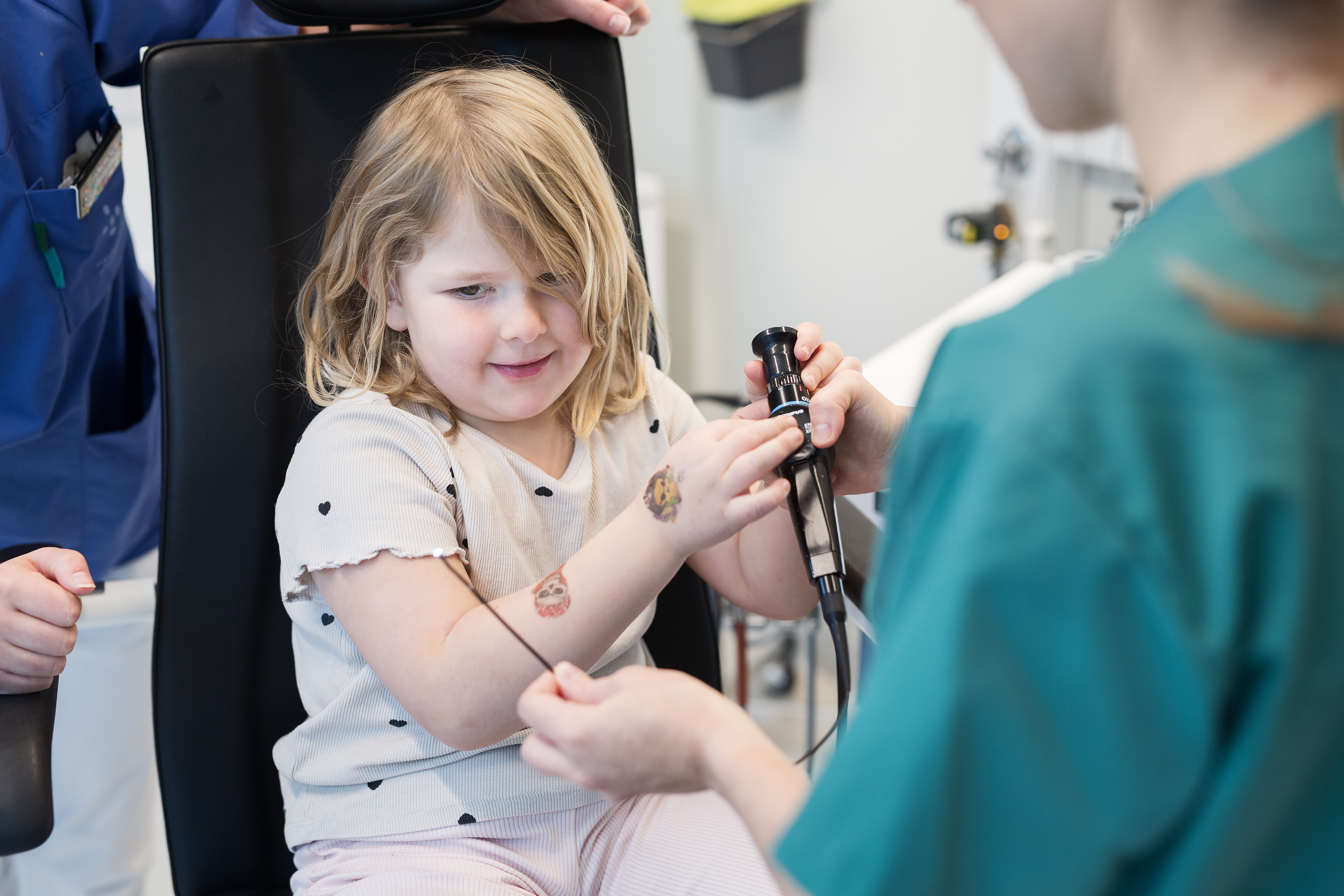 Et barn som får holde på et instrument