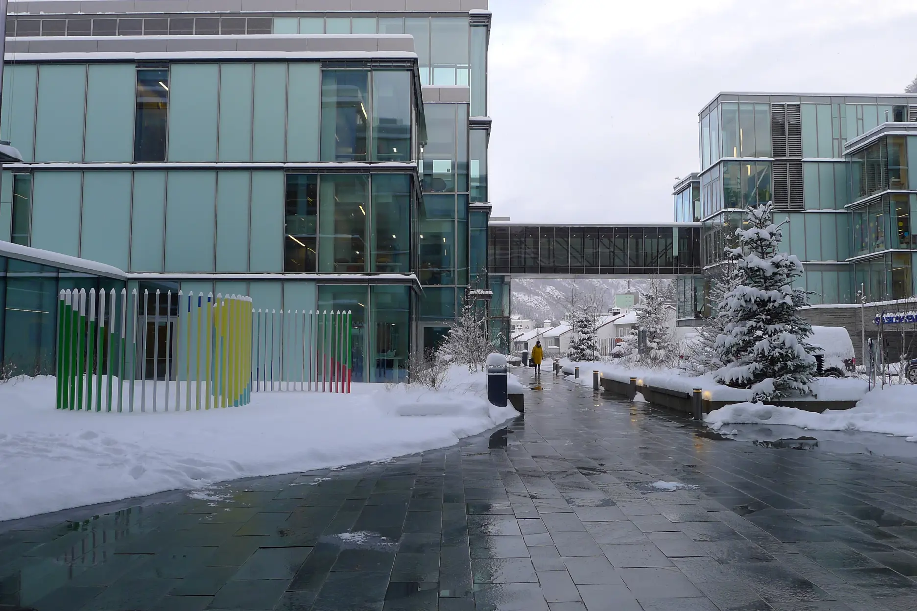 En bygning med et tre foran