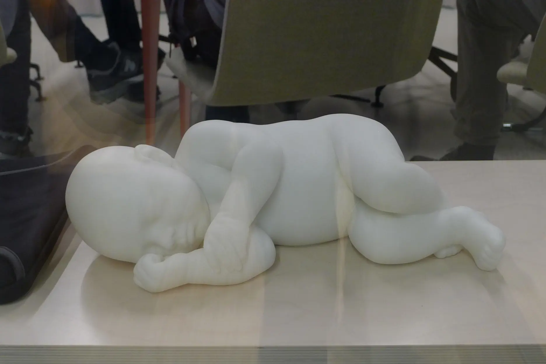 Et hvitt kosedyr på et bord