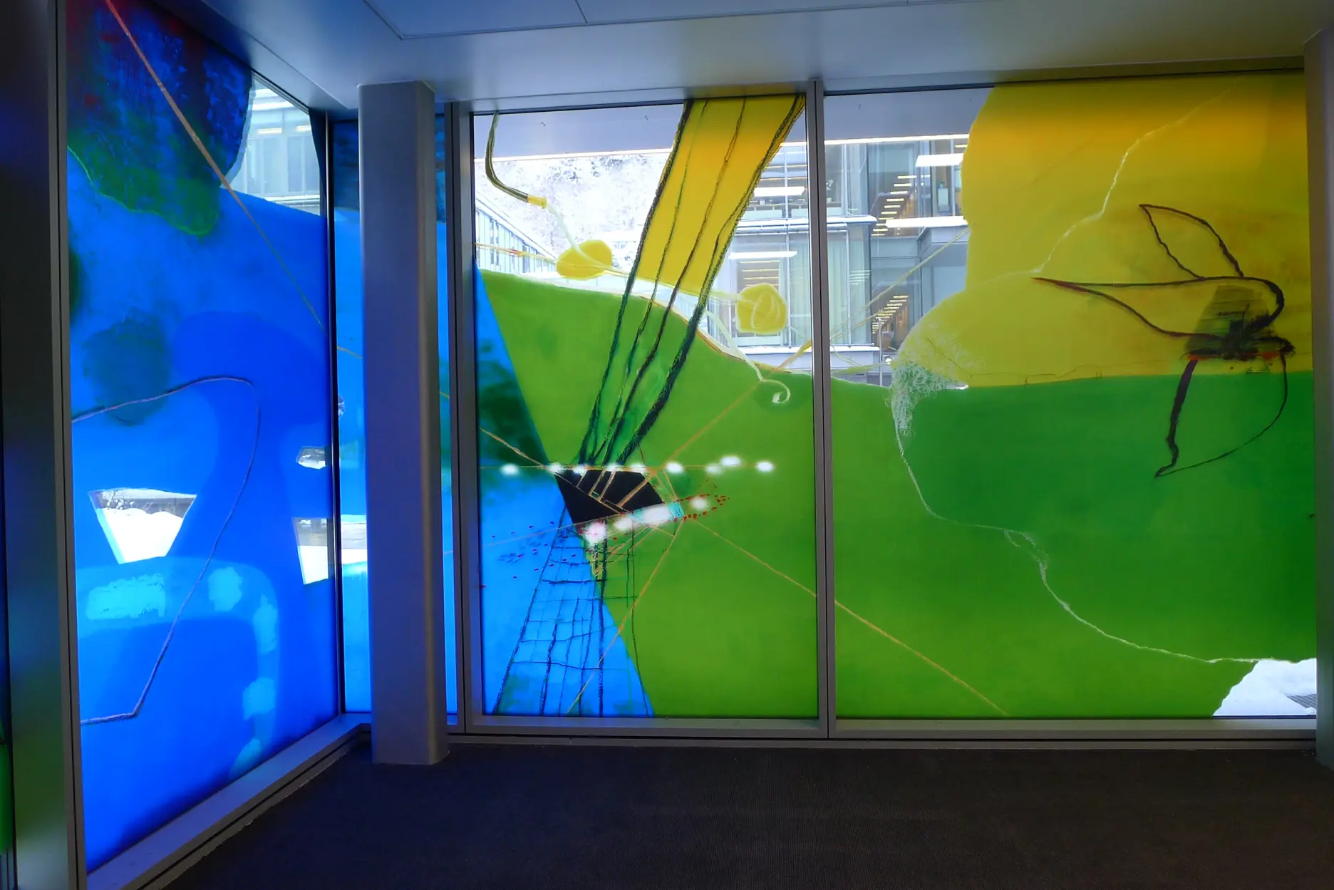 Et maleri av en grønn og gul båt i en glassmonter