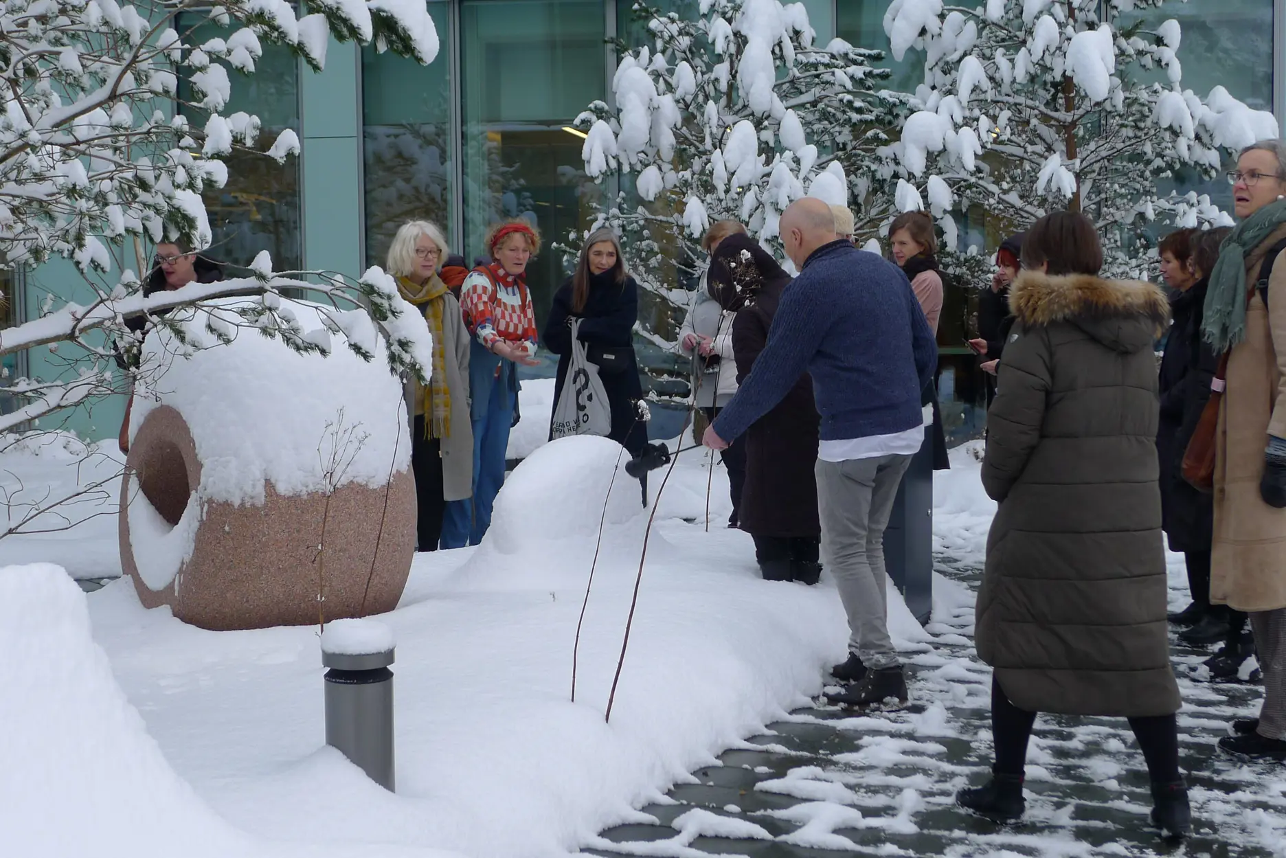 En gruppe mennesker som står i snøen
