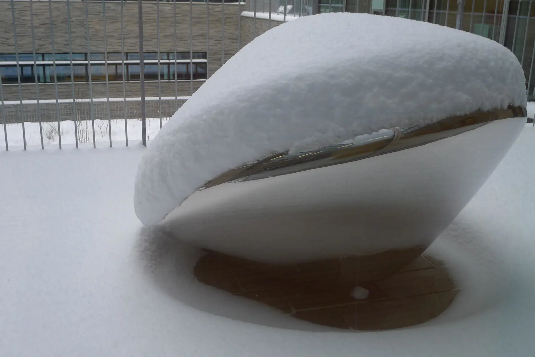 En snøkule på et bord