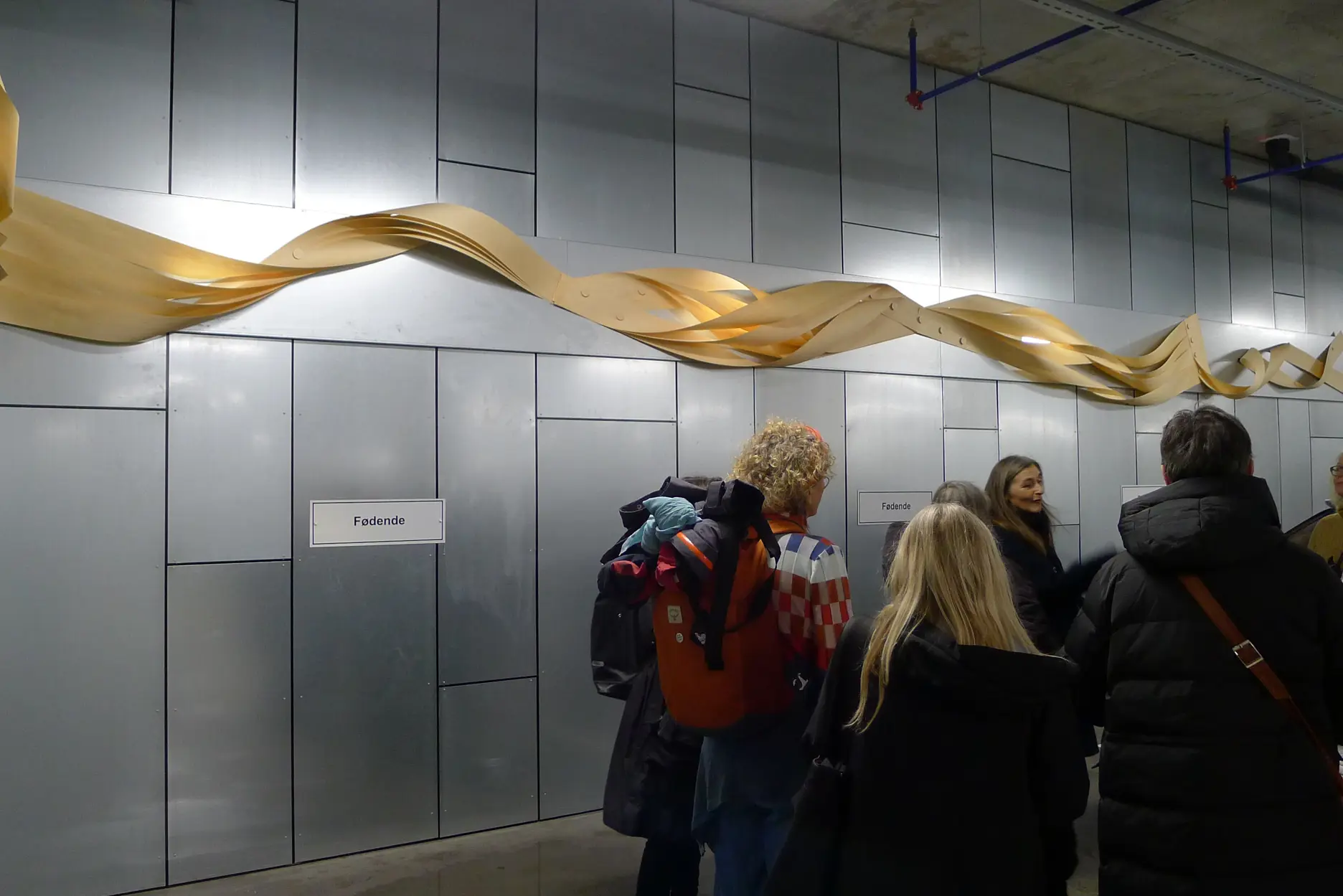 En gruppe mennesker som ser på et skjelett på en vegg