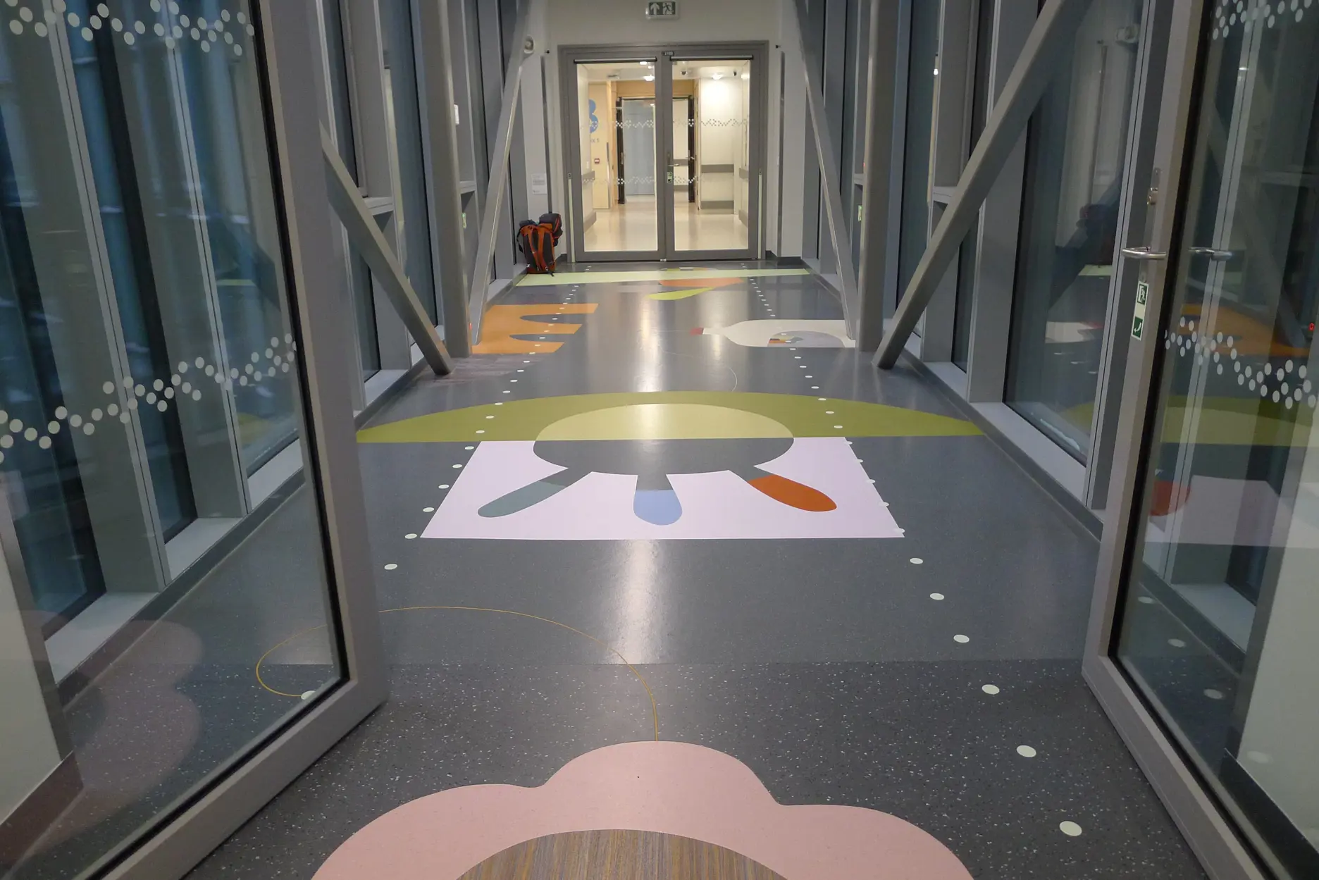 En basketballbane i en bygning