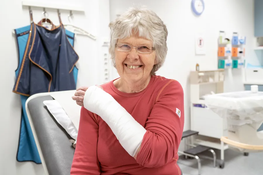 En kvinne med gipset arm