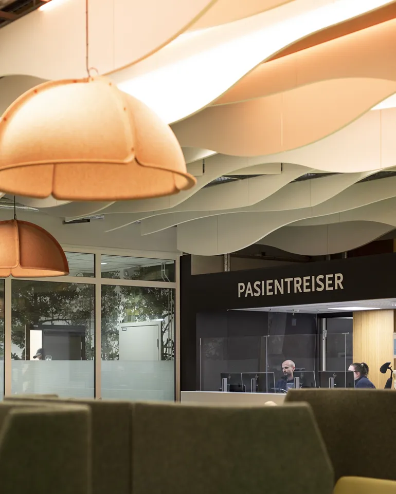 Interiør foajeen i Sentralblokka og venteareal for pasientreiser. Foto