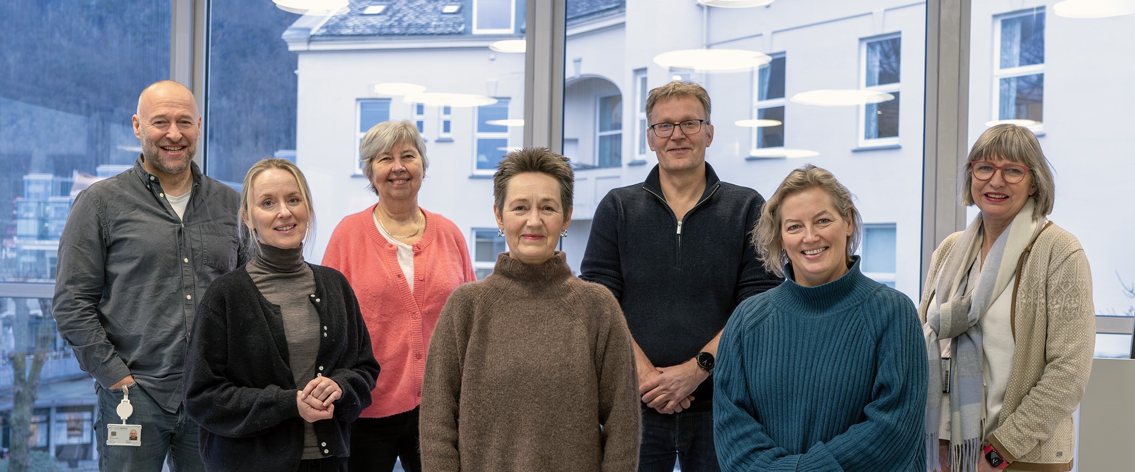 En gruppe mennesker som poserer for et bilde