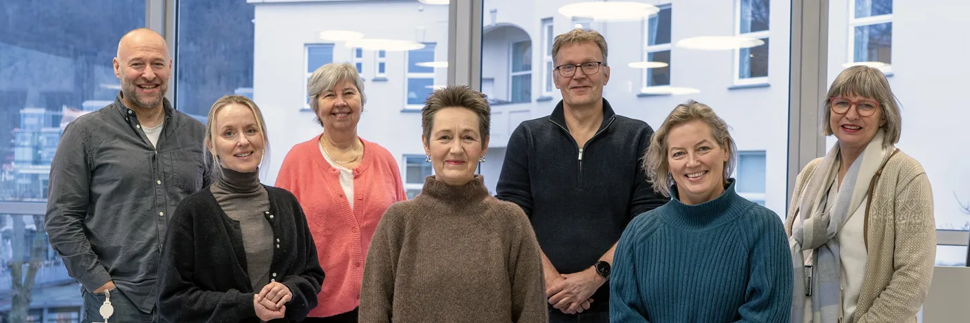 En gruppe mennesker som poserer for et bilde