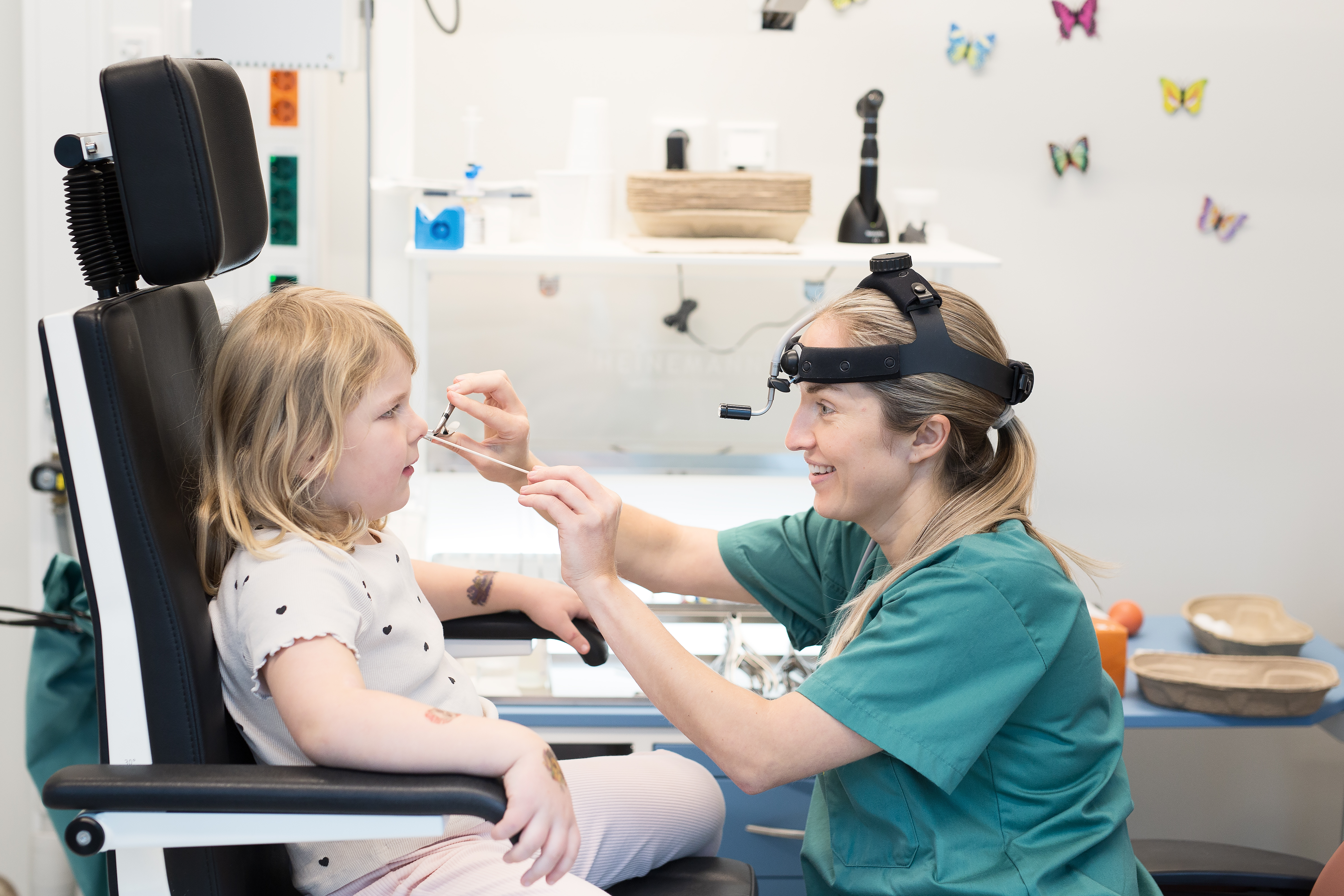 En person undersøker nesen til et barn