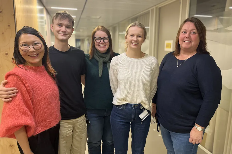 En gruppe mennesker som poserer for et bilde