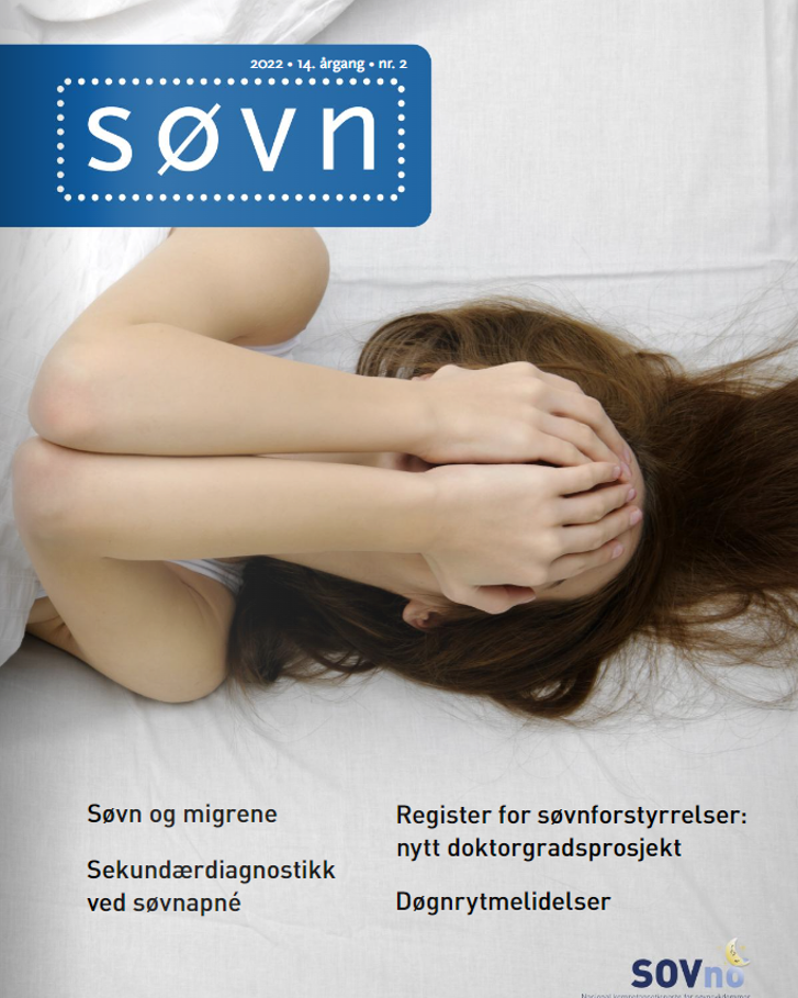 En kvinne som ligger på en seng