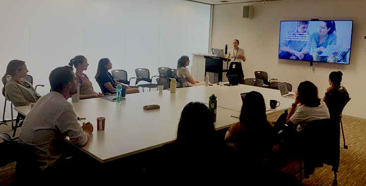 En gruppe mennesker ser på en presentasjon av Camilla Thuen, Helse Bergen.