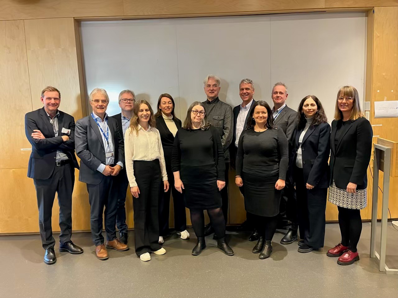 Gruppe med mennesker som poserer for et bilde