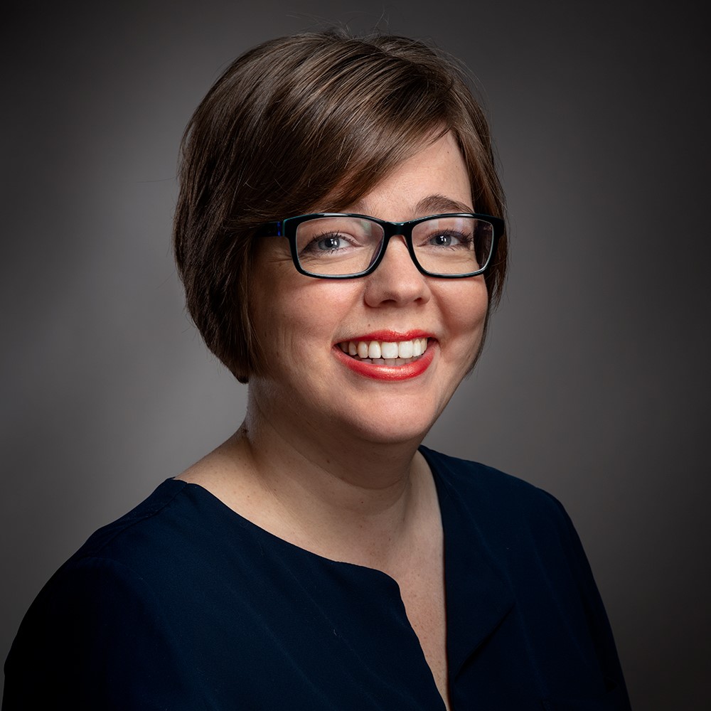 En kvinne med briller