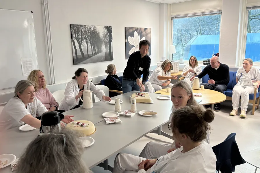 Ei gruppe menneske som sit rundt eit bord