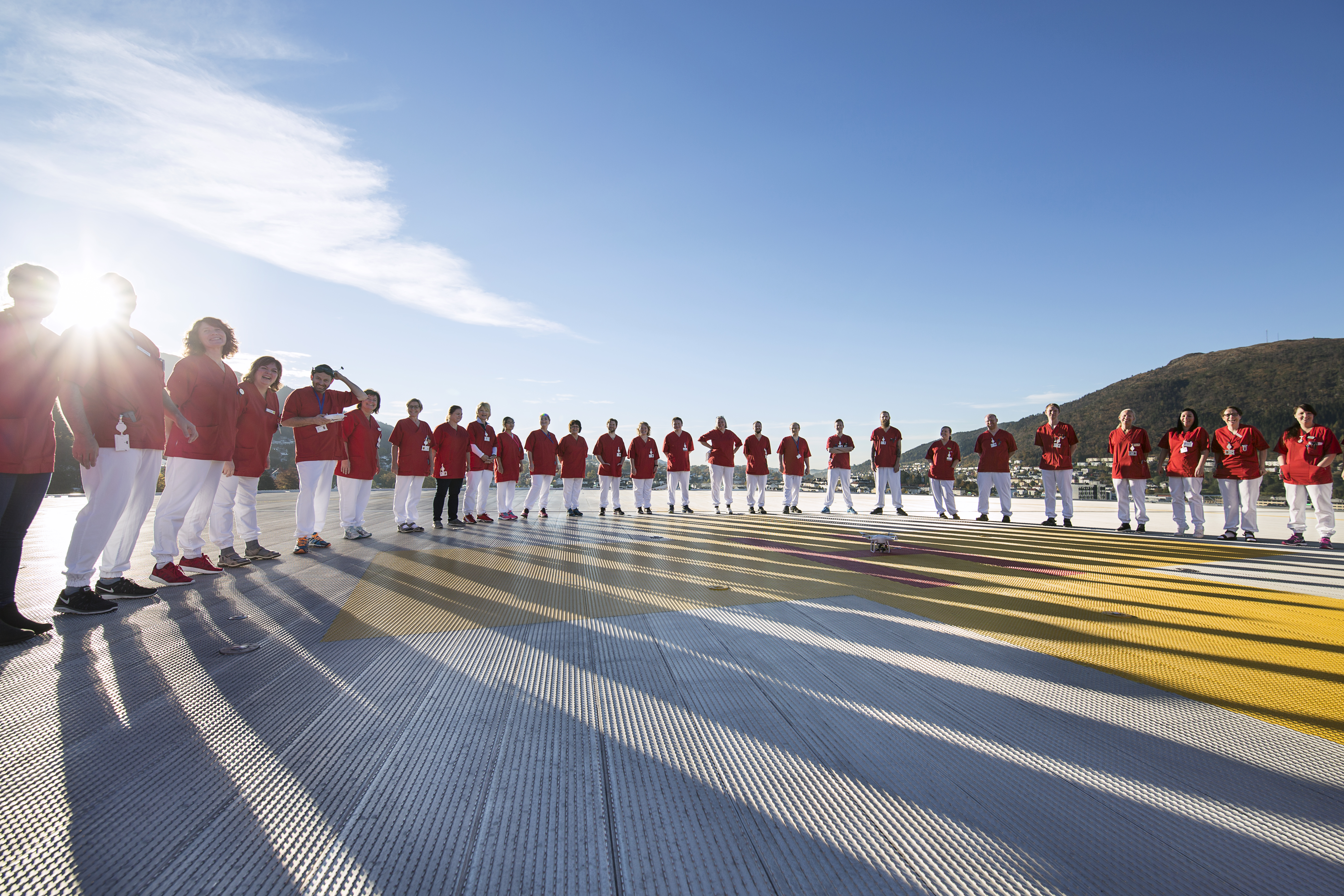 Mange ansatte som står på helikopterdekket