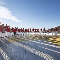 Mange ansatte som står på helikopterdekket