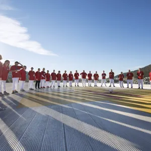 Mange ansatte som står på helikopterdekket