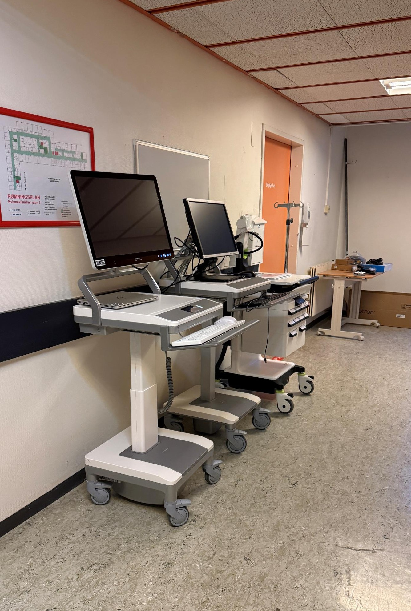 Et rom med skrivebord og datamaskin