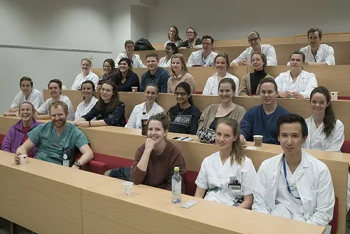 En gruppe LIS1 leger som sitter i et auditorium