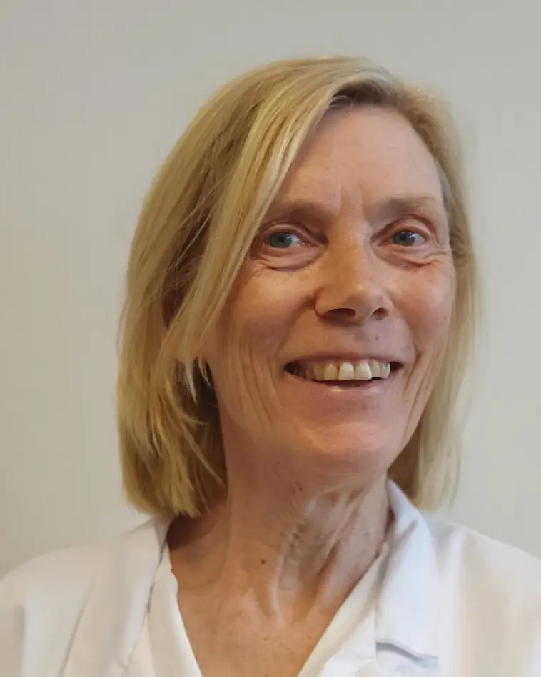 Et nærbilde av en kvinne som smiler