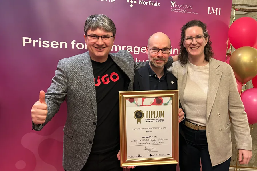 MS-gruppens leder Øivind Torkildsen mottar prisen sammen med Charalampos Tzoulis og Yamila Torres Cleuren fra Neuro-SysMeds ledelse.
