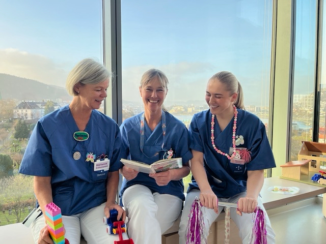 En gruppe kvinner i blå skjorter