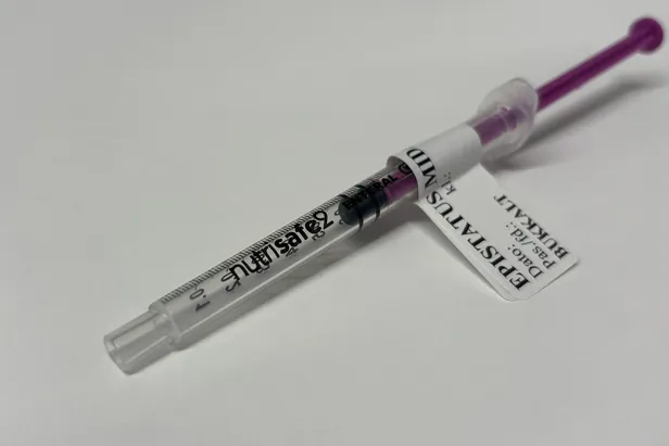 Et nærbilde av en sprøyte uten spiss